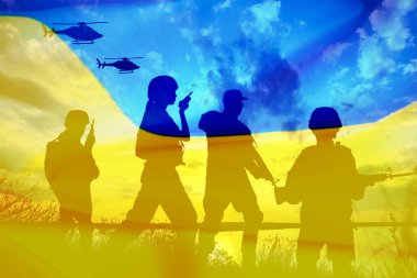 Asker siluetleri ve Ukrayna ulusal bayrağı, çifte çekim