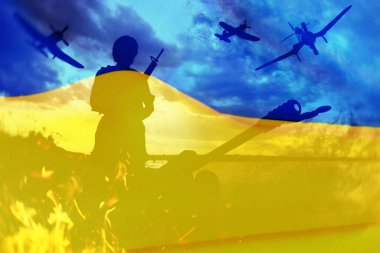 Ukrayna ulusal bayrağı ve savaş bölgesinde silahlı ve uçakları olan askerlerin çifte görüntüsü