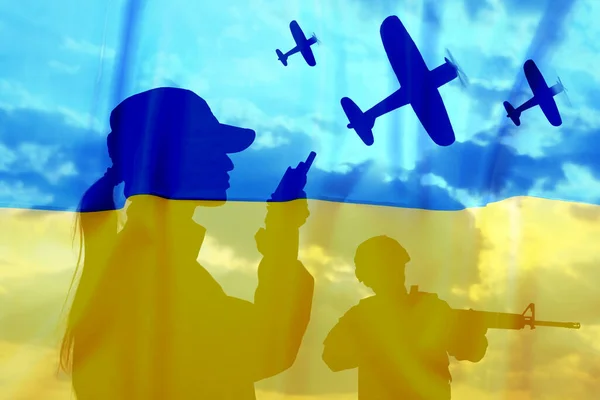 Sylwetki Żołnierzy Ukraińskiej Flagi Narodowej Podwójna Ekspozycja — Zdjęcie stockowe