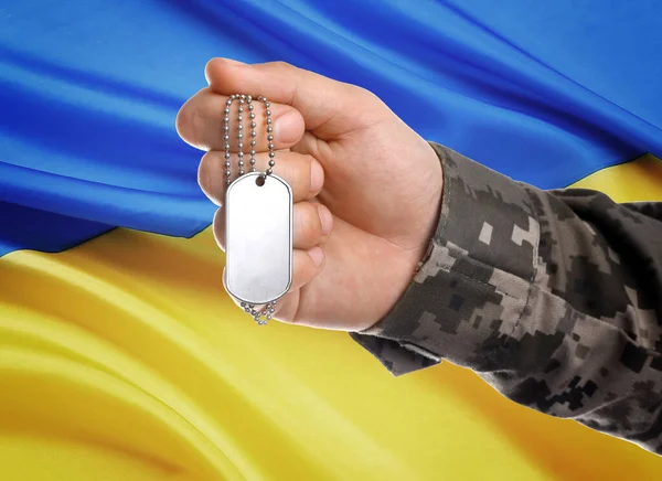 Зовнішній Вигляд Солдата Формі Тримає Військовий Ідентифікаційний Тег Український Прапор — стокове фото