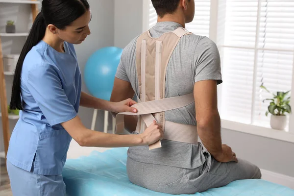 Ortopedista Ayudando Paciente Ponerse Corrector Postura Clínica Tratamiento Escoliosis —  Fotos de Stock
