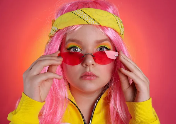 Мила Дівчина Інді Сонцезахисними Окулярами Яскраво Рожевому Фоні — стокове фото