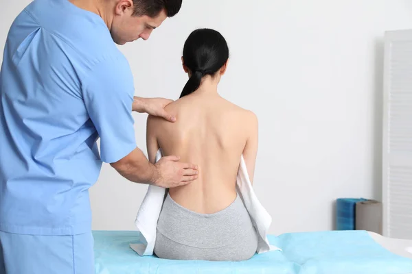 Ortopedista Examinando Espalda Mujer Clínica Tratamiento Escoliosis —  Fotos de Stock