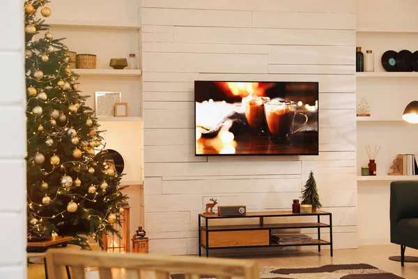 Plasma Weißer Holzwand Wohnzimmer Schön Für Weihnachten Dekoriert — Stockfoto