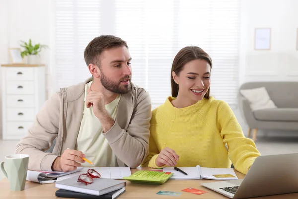 Casal Jovem Discutindo Orçamento Familiar Mesa Sala Estar — Fotografia de Stock