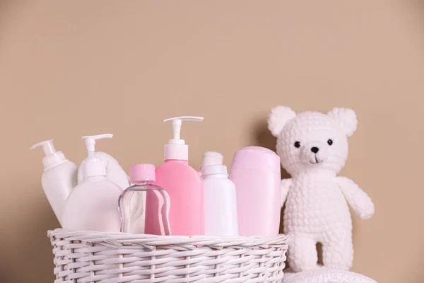베이지 배경에는 아기용 화장품 장난감 바구니 — 스톡 사진