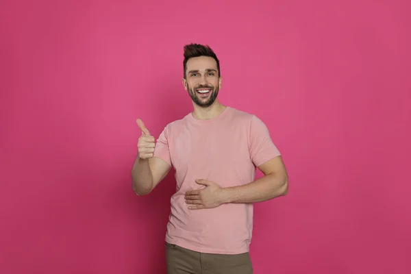 Feliz Hombre Tocando Vientre Mostrando Pulgar Hacia Arriba Fondo Rosa — Foto de Stock