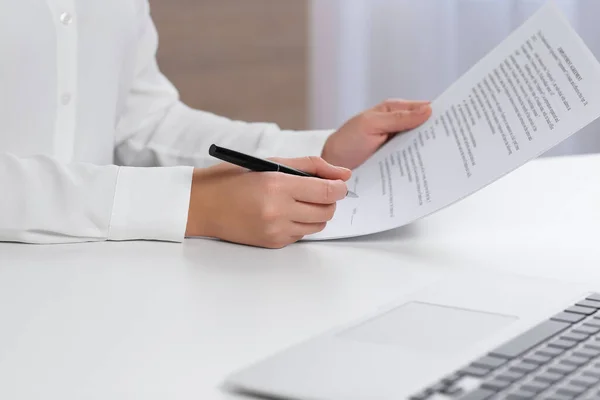 Geschäftsfrau Unterschreibt Vertrag Weißen Tisch Büro Nahaufnahme Der Hände — Stockfoto