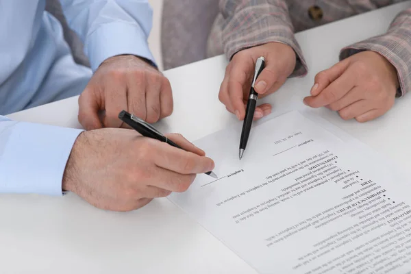 Affärsmän Undertecknar Kontrakt Vid Vita Bordet Närbild Händer — Stockfoto