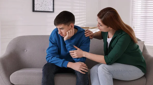 Мать Утешает Своего Депрессивного Сына Дома Проблемы Подростков — стоковое фото