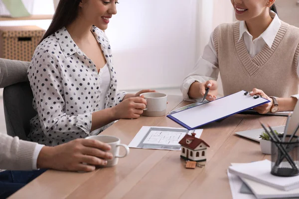 Happy Young Couple Signing Purchase Contract Real Estate Agent Office — Stock Photo, Image