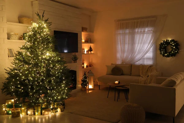 Stijlvolle Woonkamer Met Kerstboom Open Haard — Stockfoto