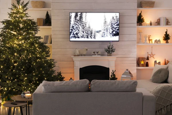 Gemütliche Wohnzimmereinrichtung Mit Schönem Weihnachtsbaum Und Kamin — Stockfoto