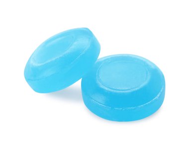 Beyaz arka planda iki açık mavi öksürük damlası