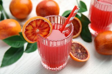 Lezzetli Sicilya portakal suyu ve beyaz ahşap masada meyveler.