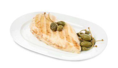 Beyaz arka planda kapari olan nefis pişmiş tavuk filetosu.