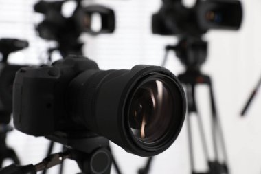 İçerideki modern video kamera, objektife odaklan. Yayın etkinliği için profesyonel medya ekipmanları