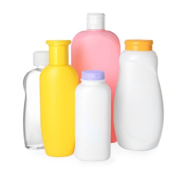 Beyaz arkaplanda bebek kozmetik ürünleri seti