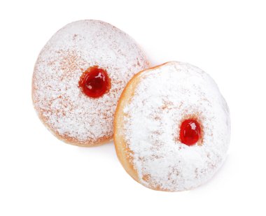 Reçelli lezzetli çörekler ve beyaz arka planda pudra şekeri, üst manzara.