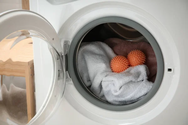 洗濯機の乾燥機ボールとタオル クローズアップ — ストック写真