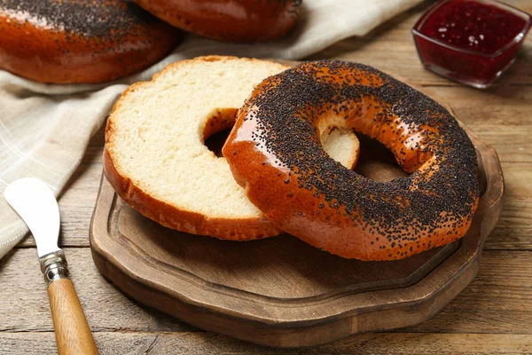 Läckra Färska Bagels Med Vallmofrön Träbord — Stockfoto