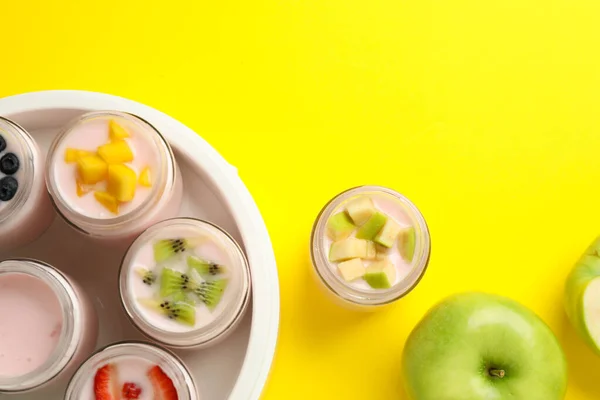 Leckerer Joghurt Glasgläsern Und Zutaten Auf Gelbem Hintergrund Flach Gelegt — Stockfoto