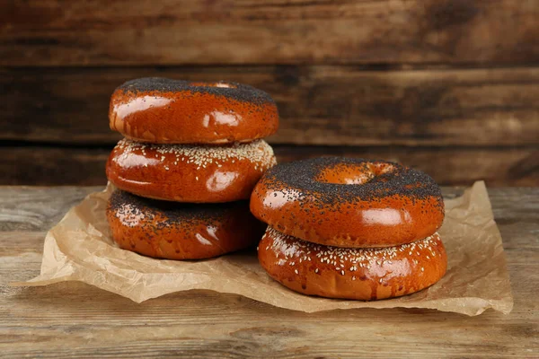 Muitos Deliciosos Bagels Frescos Mesa Madeira — Fotografia de Stock