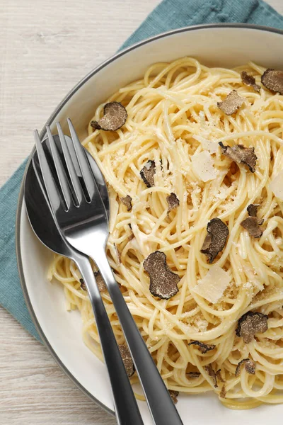 Smaklig Spaghetti Med Tryffel Träbord Ovanifrån — Stockfoto
