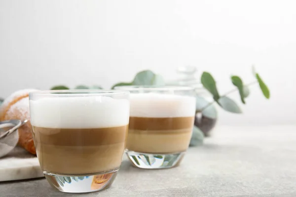Latte Macchiato Lezat Dan Croissant Meja Abu Abu Ruang Untuk — Stok Foto