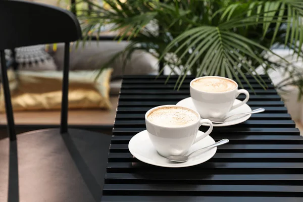 Keramische Kopjes Aromatische Koffie Met Schuim Houten Tafel Cafe Ruimte — Stockfoto