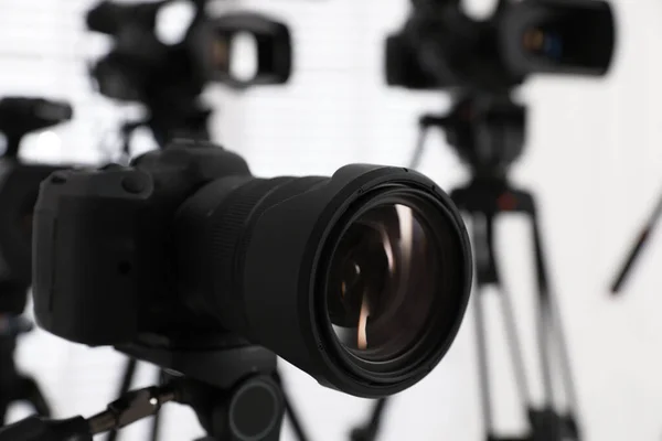 Câmera Vídeo Moderna Dentro Casa Foco Lente Equipamento Mídia Profissional — Fotografia de Stock