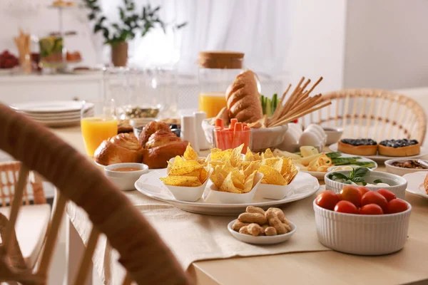 Gerichte Mit Verschiedenen Speisen Auf Dem Tisch Zimmer Luxus Brunch — Stockfoto