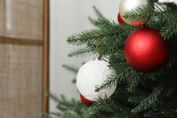 Szoros Kilátás Gyönyörűen Díszített Karácsonyfa Beltéri Hely Szöveg — Stock Fotó