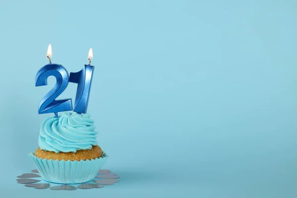 Νόστιμο Cupcake Αριθμό Σχήμα Κεριών Γαλάζιο Φόντο Χώρος Για Κείμενο — Φωτογραφία Αρχείου