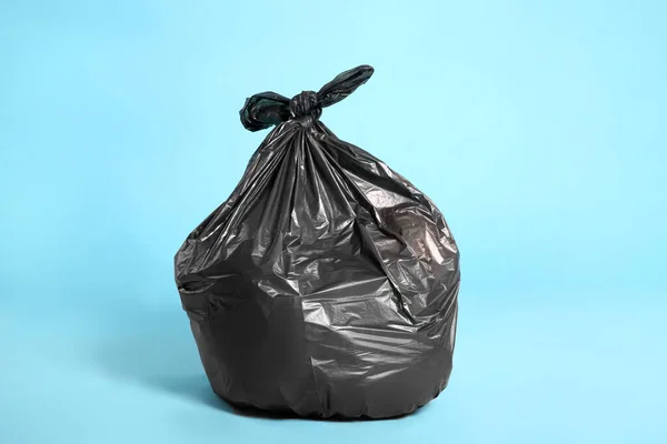 Saco Lixo Preto Cheio Lixo Fundo Azul Claro — Fotografia de Stock