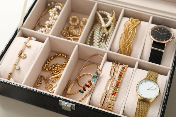 Κομψό Κουτί Κοσμήματα Όμορφη Bijouterie Και Ακριβά Ρολόγια Χειρός Στο — Φωτογραφία Αρχείου