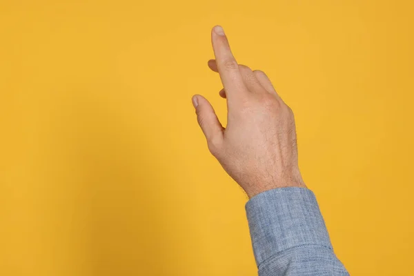 Hombre Señalando Algo Contra Fondo Amarillo Primer Plano Mano Espacio — Foto de Stock