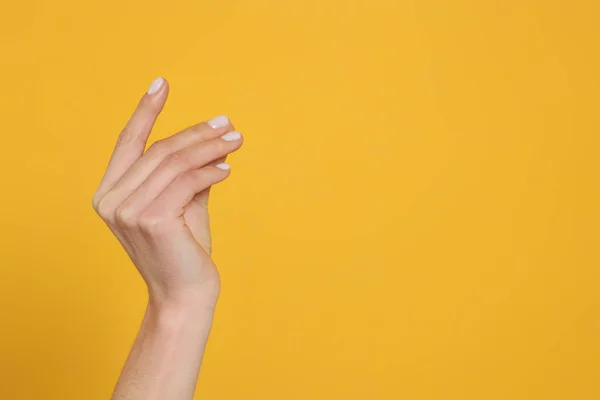 Mulher Segurando Algo Contra Fundo Amarelo Perto Mão Espaço Para — Fotografia de Stock