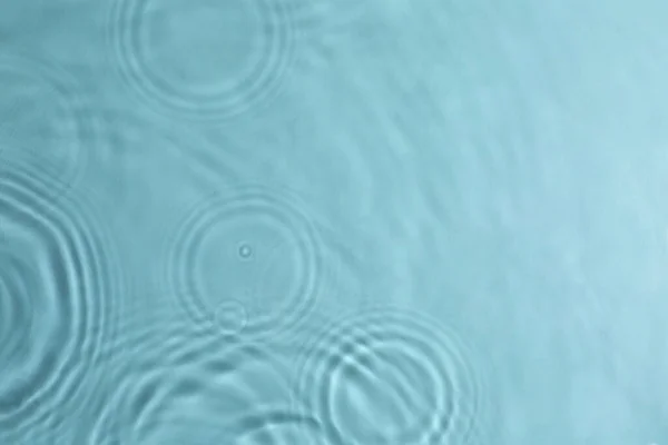 Close Zicht Water Met Cirkels Turquoise Achtergrond Ruimte Voor Tekst — Stockfoto