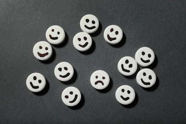 Pille Mit Traurigem Gesicht Unter Glücklichen Auf Schwarzem Hintergrund Flach — Stockfoto