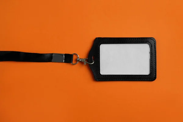 Blanco Badge Oranje Achtergrond Bovenaanzicht Mockup Voor Ontwerp — Stockfoto