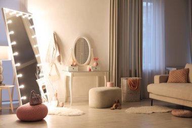 Moda odasında ampulleri ve tuvalet masası olan büyük bir ayna. İç tasarım