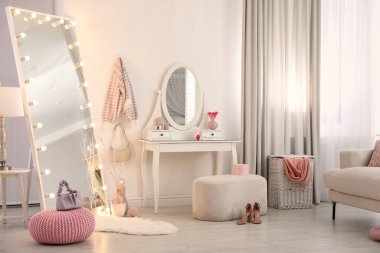 Moda odasında ampulleri ve tuvalet masası olan büyük bir ayna. İç tasarım