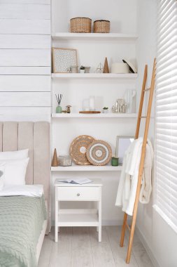 Duvar rafları şık yatak odasının iç kısımlarında dekor unsurları barındırıyor.