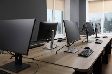 Açık uzay ofisindeki birçok modern bilgisayar