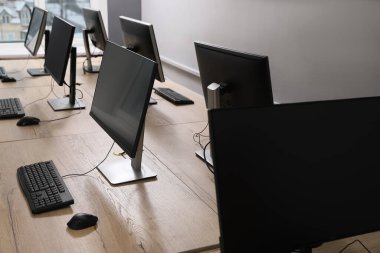 Açık uzay ofisindeki birçok modern bilgisayar