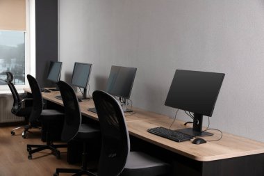 Açık uzay ofisindeki birçok modern bilgisayar