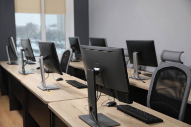 Açık uzay ofisindeki birçok modern bilgisayar