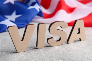Kelime Visa ve Amerikan bayrağı açık gri masada, yakın plan