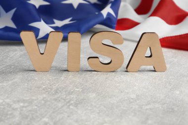 Kelime Visa ve Amerikan bayrağı açık gri masada, metin için boşluk